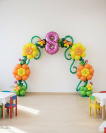Арка из шаров с цветами