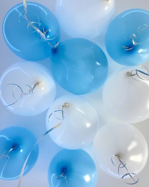 Бело-голубые воздушные шары