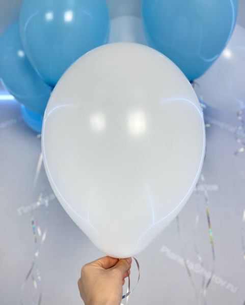 Бело-голубые воздушные шары
