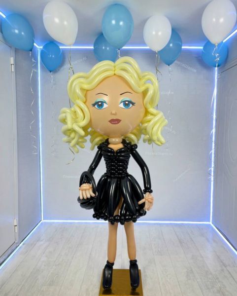 Красивая девушка из шаров