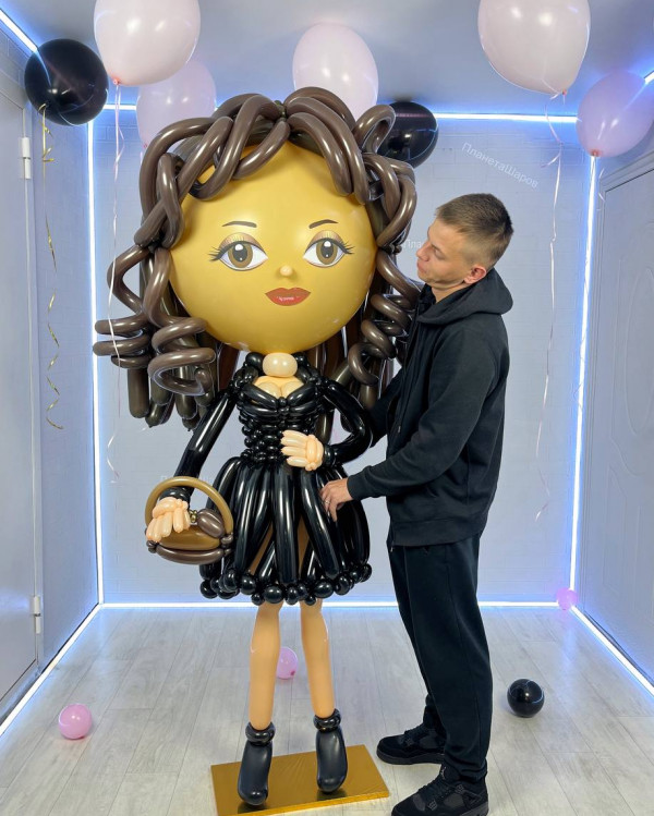 Девушка в черном из шаров