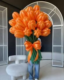 Оранжевые цветы из шаров