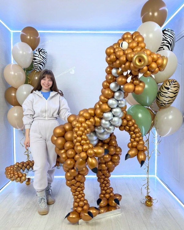 Забавный динозавр из воздушных шаров