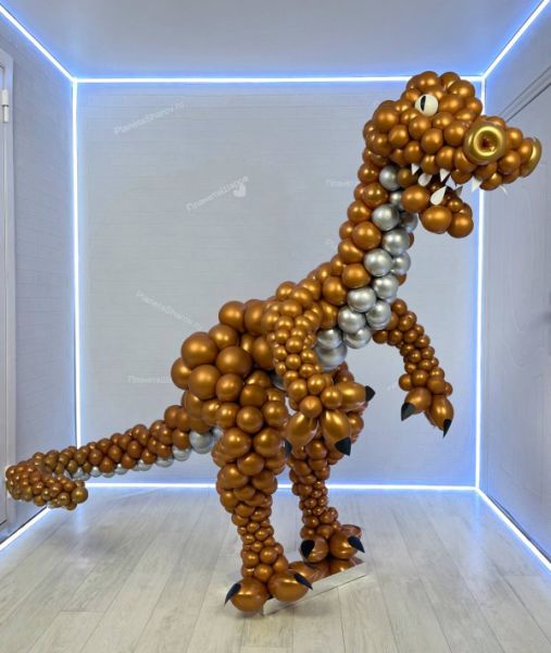 Забавный динозавр из воздушных шаров