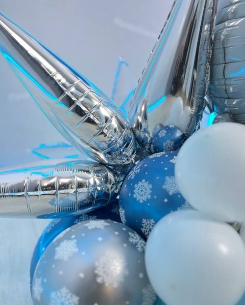 Олаф со снежинками