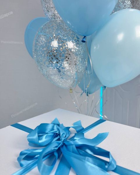 Коробка с голубыми воздушными шарами