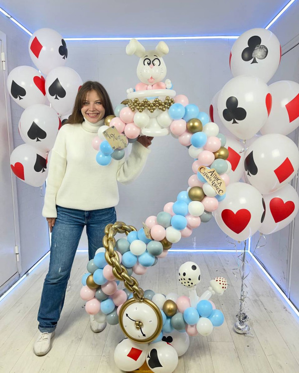 Цифра в стиле Алиса в стране чудес