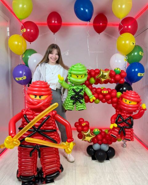 Красный ниндзя из шаров