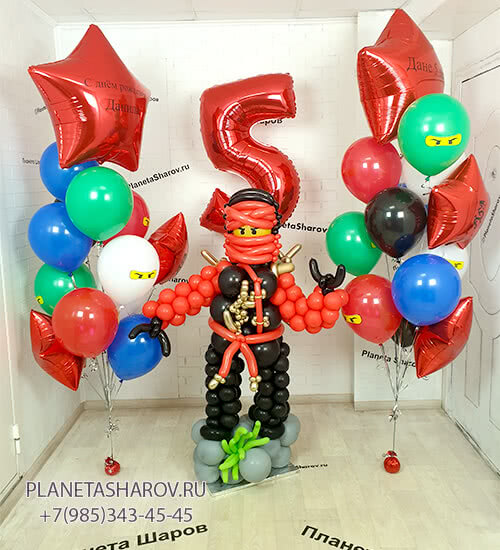 Красный ниндзя с фонтаном