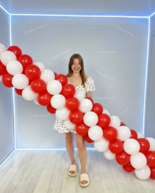 Красно-белая гирлянда из шаров