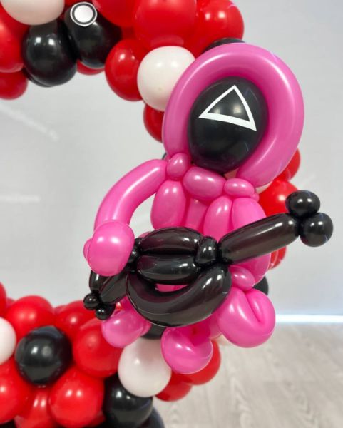 Цифра из шаров в стиле Игры в кальмара