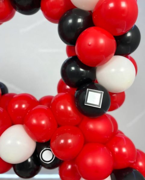 Цифра из шаров в стиле Игры в кальмара