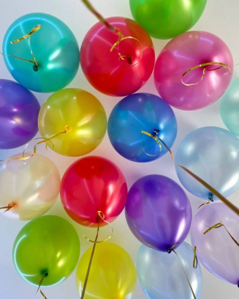 Красивое сочетание шаров металлик ассорти под потолок