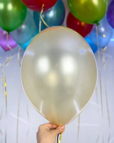 Красивое сочетание шаров металлик ассорти под потолок