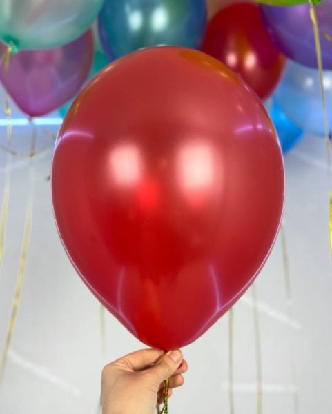 Красивое сочетание шаров металлик ассорти под потолок