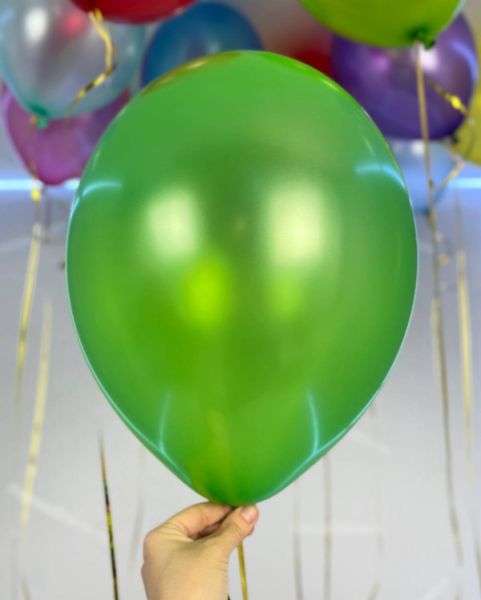 Красивое сочетание шаров металлик ассорти под потолок