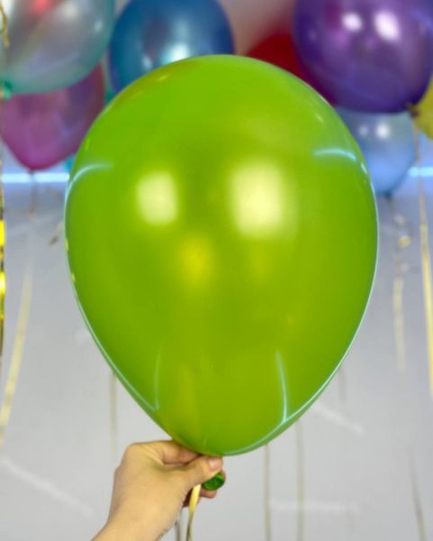 Красивое сочетание шаров металлик ассорти под потолок