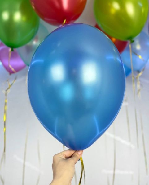 Красивое сочетание шаров металлик ассорти под потолок