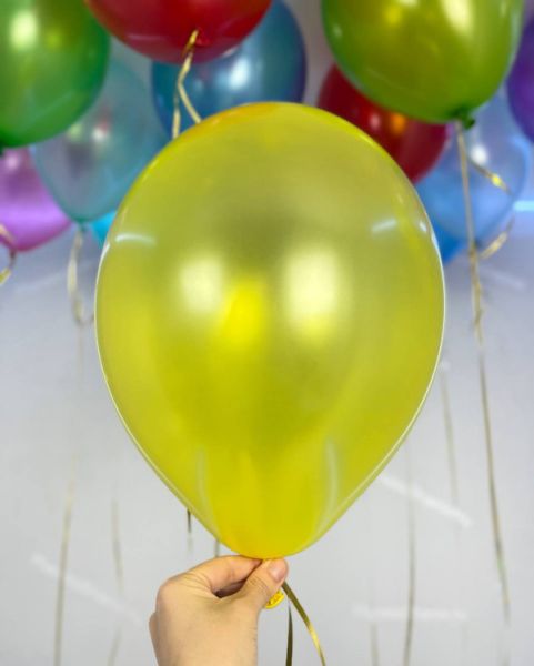 Красивое сочетание шаров металлик ассорти под потолок