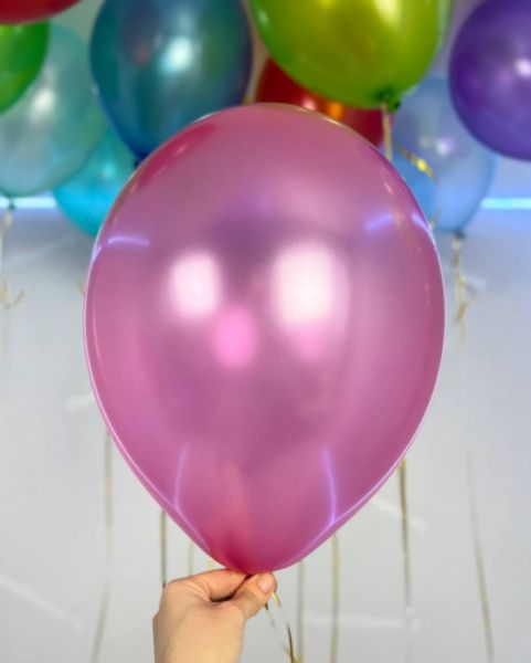 Красивое сочетание шаров металлик ассорти под потолок