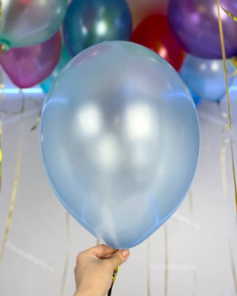 Красивое сочетание шаров металлик ассорти под потолок