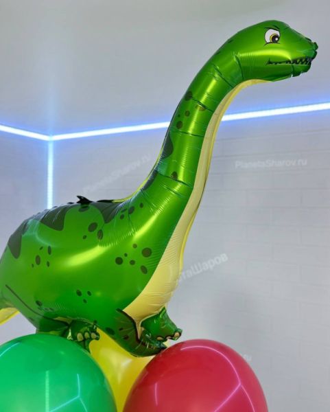 Фонтан с зеленым динозавром