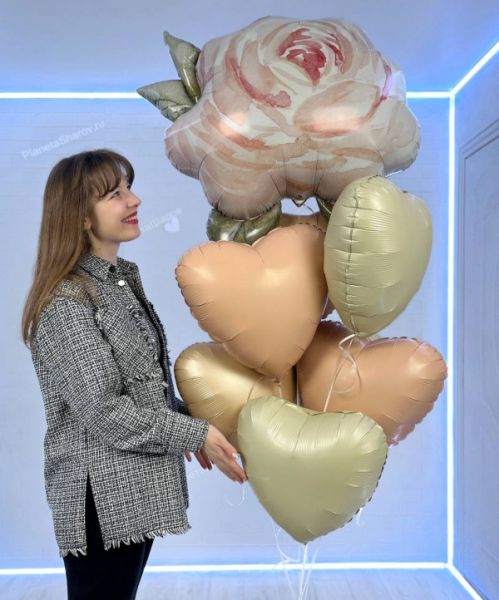 Акварельная роза с сердцами