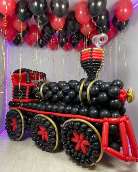 Большой поезд из воздушных шаров