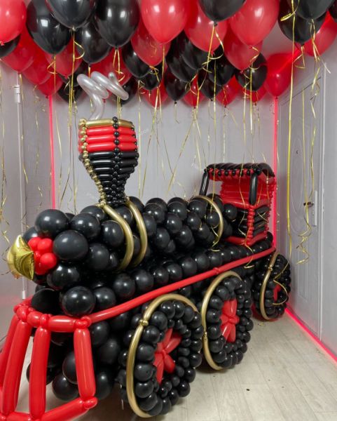 Большой поезд из воздушных шаров