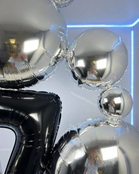 Цифра с серебряными пузырями