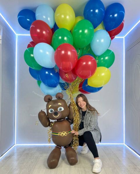 Олимпийский мишка с воздушными шарами