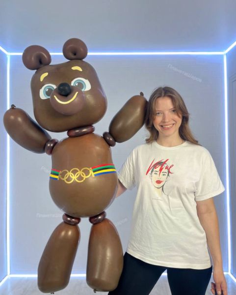 Олимпийский мишка с воздушными шарами