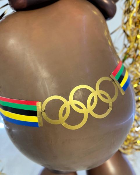 Олимпийский мишка с воздушными шарами