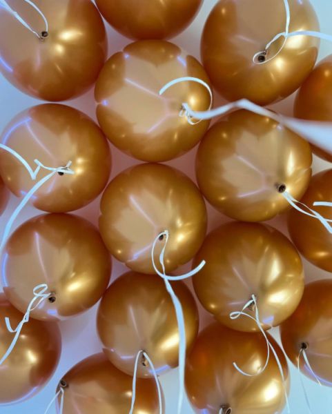 Воздушные шары медного цвета