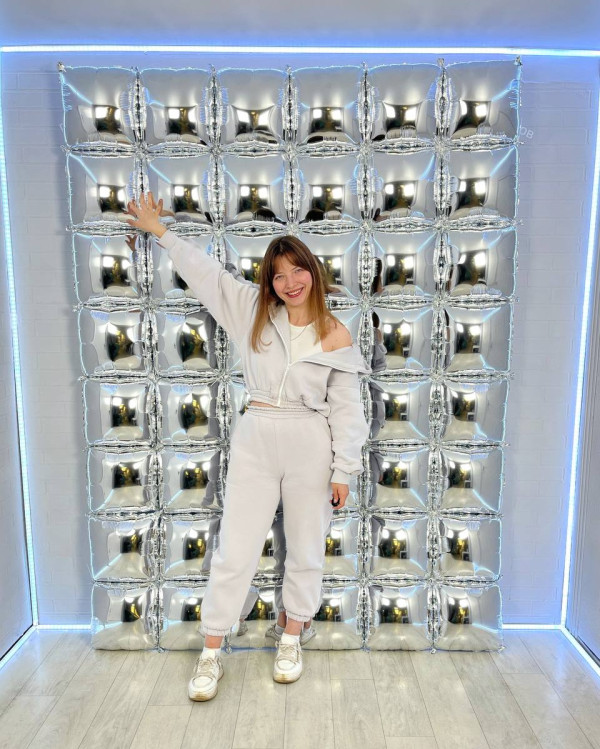 Зеркальная стена из шаров