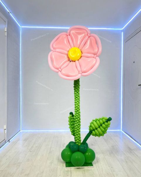 Большой розовый ростовой цветок