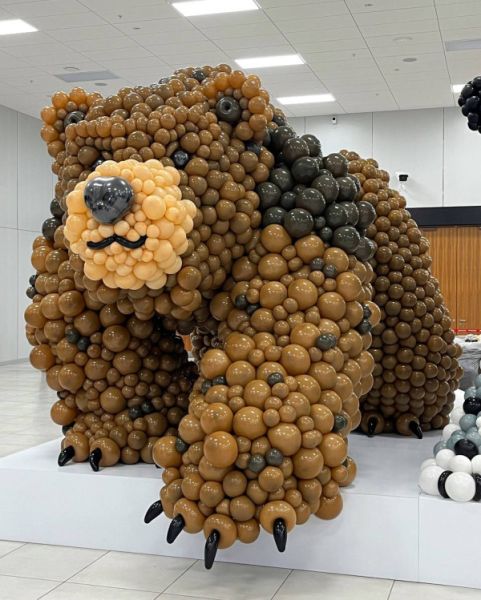 Большой медведь из шаров