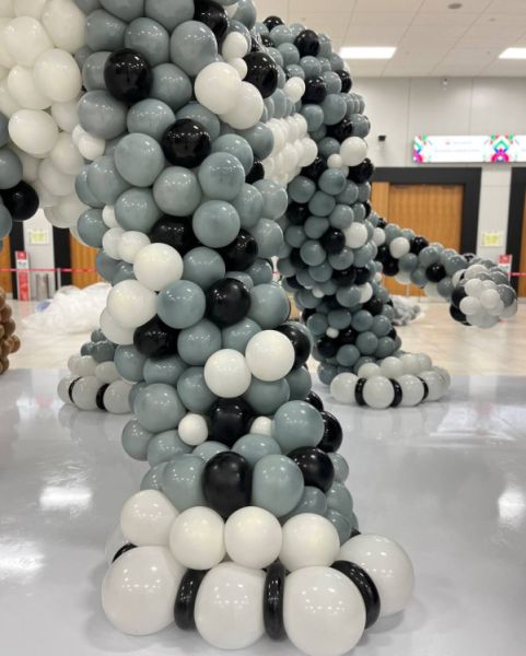 Снежный барс из шаров