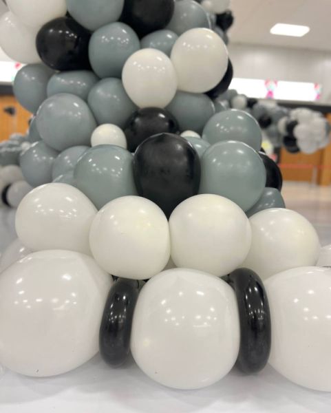 Снежный барс из шаров