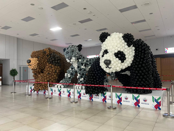 Огромная панда из шаров