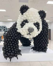 Огромная панда из шаров