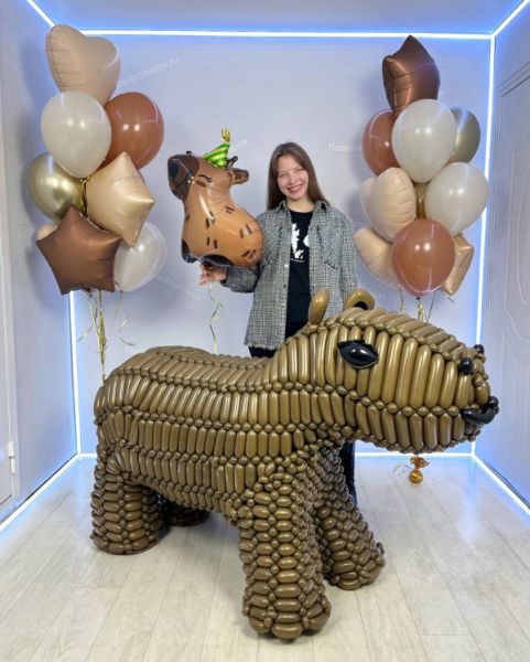 Бежевые воздушные шары с капибарой