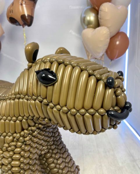 Скульптура капибара с бежевыми шарами