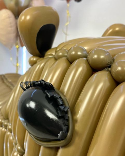 Скульптура капибара с бежевыми шарами