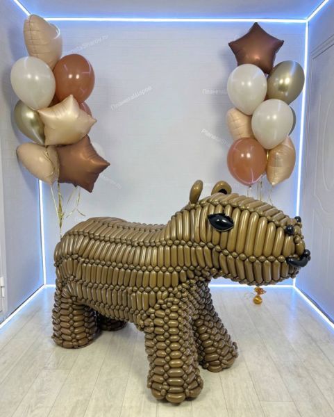 Скульптура капибара с бежевыми шарами