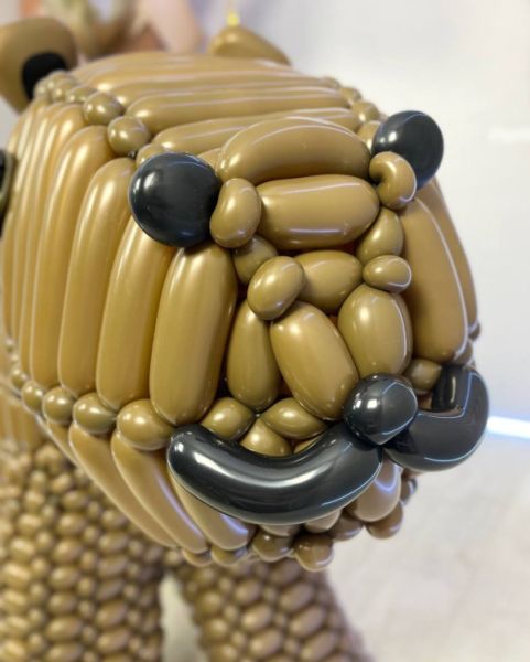 Скульптура капибара с бежевыми шарами