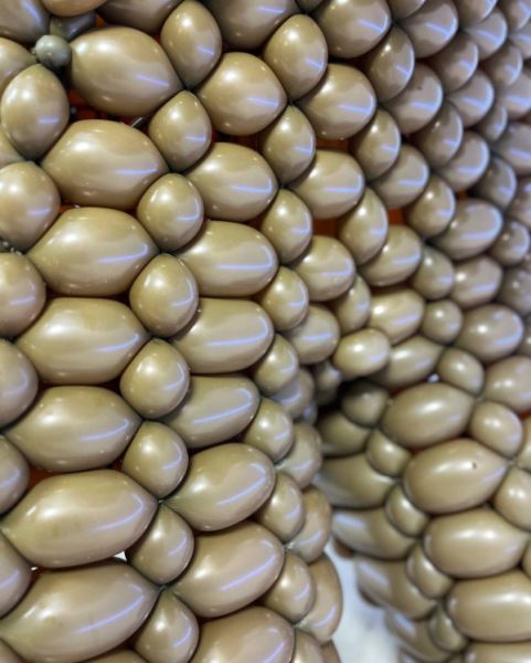 Скульптура капибара с бежевыми шарами