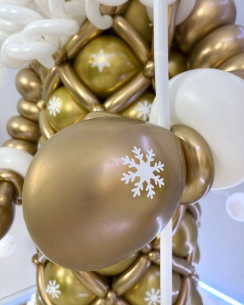 Дед мороз и снегурочка из воздушных шаров