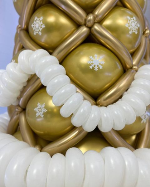 Дед мороз и снегурочка из воздушных шаров