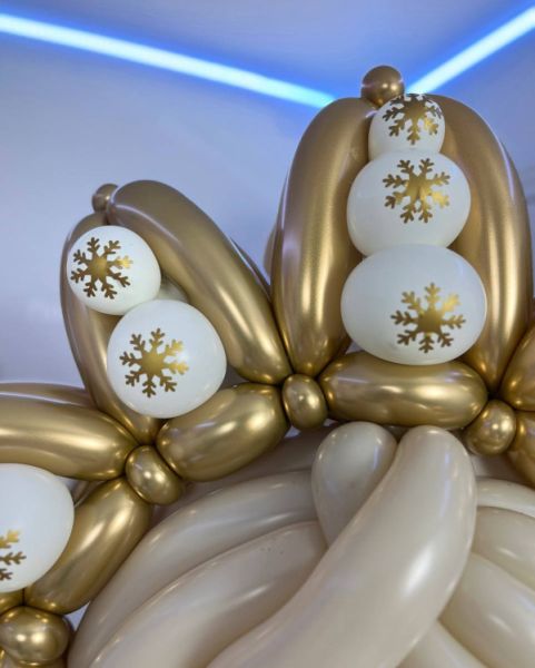 Дед мороз и снегурочка из воздушных шаров